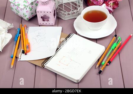 Komposition mit Notizbuch und Bleistiften auf Holztisch Nahaufnahme Stockfoto