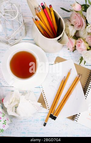 Komposition mit Notizbuch und Bleistiften auf Holztisch Nahaufnahme Stockfoto