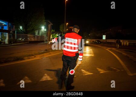 Italien, Legnano, Carabinieri Kontrollen während der Sperrung für Covid 19 Stockfoto