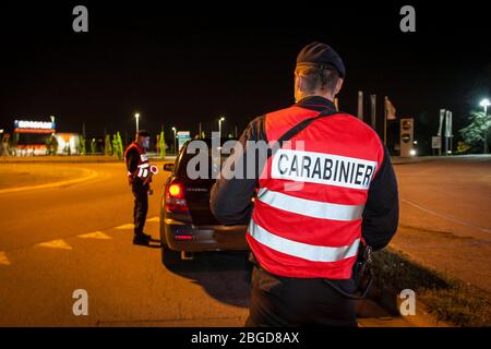 Italien, Legnano, Carabinieri Kontrollen während der Sperrung für Covid 19 Stockfoto