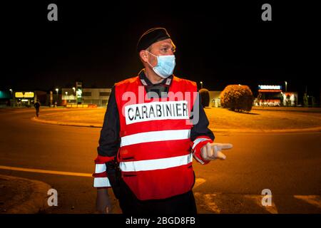 Italien, Legnano, Carabinieri Kontrollen während der Sperrung für Covid 19 Stockfoto