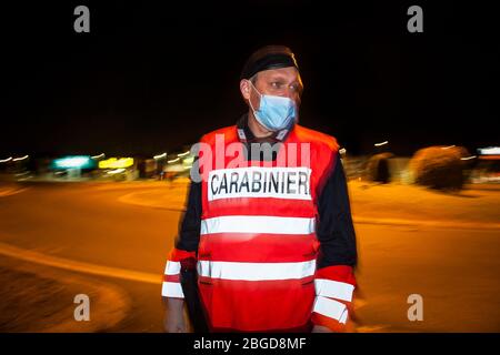 Italien, Legnano, Carabinieri Kontrollen während der Sperrung für Covid 19 Stockfoto