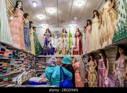 Damenmode Geschäft in Medina Bazaar von Marrakesch.Marokko. Stockfoto