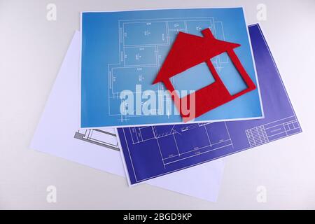 Haus aus Filz und Zeichnungen isoliert auf weiß Stockfoto