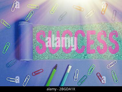 Ein Textsild, das Den Erfolg anzeigt. Geschäftsfoto mit dem Ziel der Zielerreichung gute oder schlechte Ergebnisse der Unternehmung Stockfoto