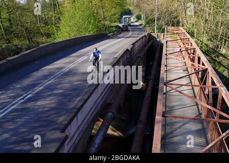 Ein Radfahrer, der in Richtung Svillington fährt, während er die River Aire Brücke auf der A642 Wakefield Road in Bullerthorpe Lane überquert Stockfoto