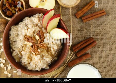 Leckere Haferflocken mit Nüssen und Äpfeln auf dem Tisch aus nächster Nähe Stockfoto