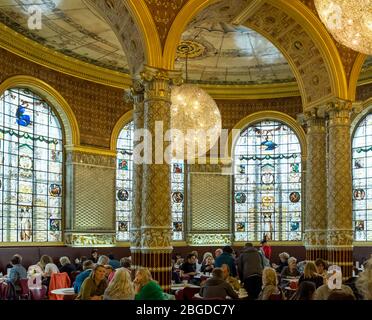 Café im V&A Museum, London Stockfoto