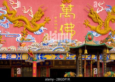 Sha Tin, Hongkong, China - Detail der Dekoration der Facada im 10.000 Buddhas Tempel. Stockfoto