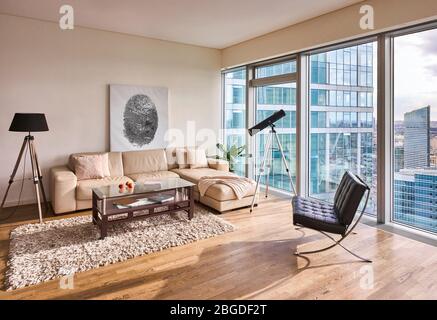 Studio-Loft-Apartment in Moskau-Stadt mit Panoramafenstern; Blick auf Moskau-Stadt; einzigartige Aussicht auf das moderne Geschäftsviertel von Moskau Stockfoto