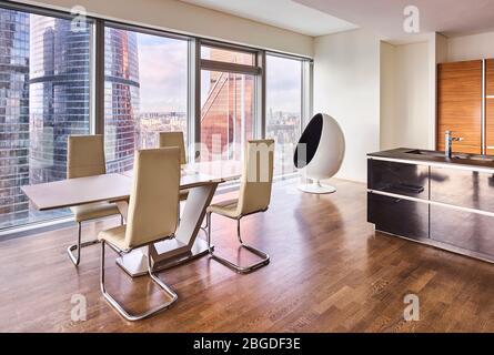 Studio-Loft-Apartment in Moskau-Stadt mit Panoramafenstern; Blick auf Moskau-Stadt; einzigartige Aussicht auf das moderne Geschäftsviertel von Moskau Stockfoto