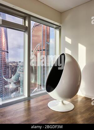 Studio-Loft-Apartment in Moskau-Stadt mit Panoramafenstern; Blick auf Moskau-Stadt; einzigartige Aussicht auf das moderne Geschäftsviertel von Moskau Stockfoto