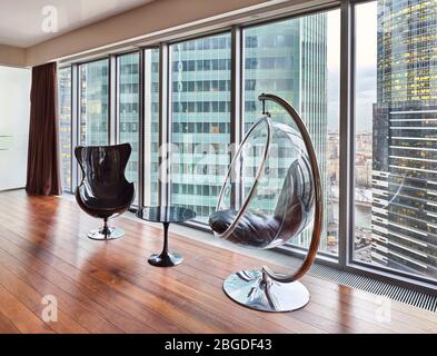 Studio-Loft-Apartment in Moskau-Stadt mit Panoramafenstern; Blick auf Moskau-Stadt; einzigartige Aussicht auf das moderne Geschäftsviertel von Moskau Stockfoto