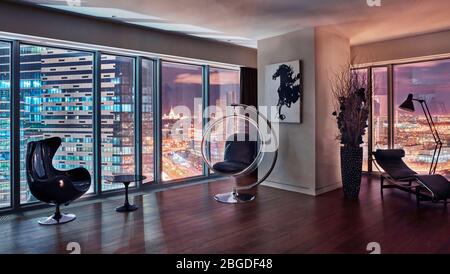 Studio-Loft-Apartment in Moskau-Stadt mit Panoramafenstern; Blick auf Moskau-Stadt; einzigartige Aussicht auf das moderne Geschäftsviertel von Moskau Stockfoto