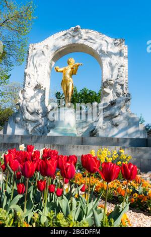 Johann Strauss Denkmal im Wiener Stadtpark im Frühling. Stockfoto