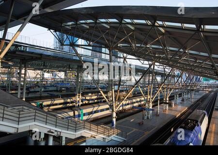  Seoul Station in der Landschaft mit KTXs und Plattformen in Yongsan-gu, Seoul, Korea 12 Apr 2020 Stockfoto