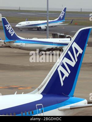 Tokio, Japan. April 2020. All Nippon Airways (ANA) Jetliner parken am Dienstag, den 21. April 2020, am Haneda Flughafen in Tokio. ANA hat ihre Finanzprognose für das Geschäftsjahr, das am 31. März als neuer Ausbruch des Coronavirus endete, überarbeitet. DER Konzerngewinn VON ANA wird um 71 Prozent auf 27 Milliarden Yen sinken. Kredit: Yoshio Tsunoda/AFLO/Alamy Live News Stockfoto