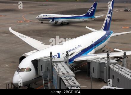 Tokio, Japan. April 2020. All Nippon Airways (ANA) Jetliner parken am Dienstag, den 21. April 2020, am Haneda Flughafen in Tokio. ANA hat ihre Finanzprognose für das Geschäftsjahr, das am 31. März als neuer Ausbruch des Coronavirus endete, überarbeitet. DER Konzerngewinn VON ANA wird um 71 Prozent auf 27 Milliarden Yen sinken. Kredit: Yoshio Tsunoda/AFLO/Alamy Live News Stockfoto