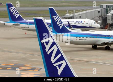 Tokio, Japan. April 2020. All Nippon Airways (ANA) Jetliner parken am Dienstag, den 21. April 2020, am Haneda Flughafen in Tokio. ANA hat ihre Finanzprognose für das Geschäftsjahr, das am 31. März als neuer Ausbruch des Coronavirus endete, überarbeitet. DER Konzerngewinn VON ANA wird um 71 Prozent auf 27 Milliarden Yen sinken. Kredit: Yoshio Tsunoda/AFLO/Alamy Live News Stockfoto