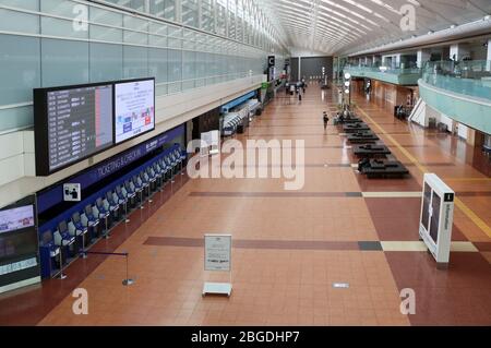 Tokio, Japan. April 2020. Dieses Bild zeigt ein leeres Terminalgebäude des Haneda-Flughafens von Tokio am Dienstag, den 21. April 2020. ANA hat ihre Finanzprognose für das Geschäftsjahr, das am 31. März als neuer Ausbruch des Coronavirus endete, überarbeitet. DER Konzerngewinn VON ANA wird um 71 Prozent auf 27 Milliarden Yen sinken. Kredit: Yoshio Tsunoda/AFLO/Alamy Live News Stockfoto