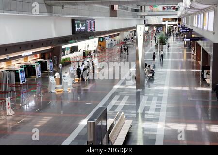 Tokio, Japan. April 2020. Dieses Bild zeigt ein leeres Terminalgebäude des Haneda-Flughafens von Tokio am Dienstag, den 21. April 2020. ANA hat ihre Finanzprognose für das Geschäftsjahr, das am 31. März als neuer Ausbruch des Coronavirus endete, überarbeitet. DER Konzerngewinn VON ANA wird um 71 Prozent auf 27 Milliarden Yen sinken. Kredit: Yoshio Tsunoda/AFLO/Alamy Live News Stockfoto
