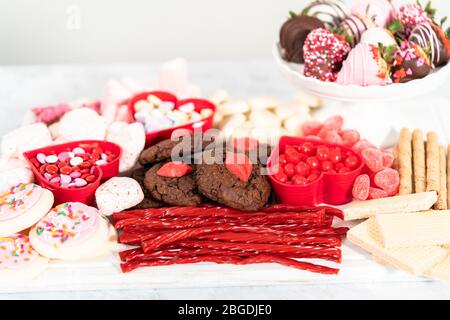 Valentinstag Käseplatine mit verschiedenen Keksen und Süßigkeiten. Stockfoto