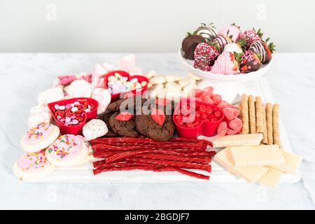 Valentinstag Käseplatine mit verschiedenen Keksen und Süßigkeiten. Stockfoto