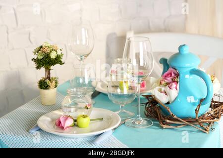 Schöne Feiertage Ostern Tisch-Einstellung in blauen Tönen, auf hellem Hintergrund Stockfoto