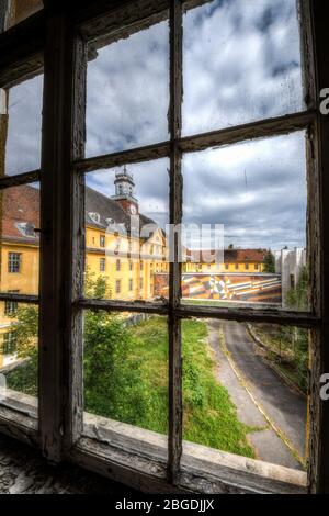 Das sowjetische Militärlager Wunsdorf, wie man es durch das Fenster eines der Gebäude sieht Stockfoto