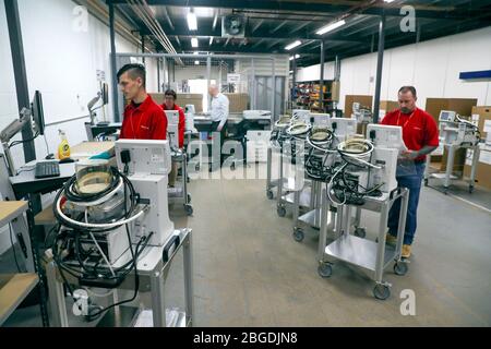 EMBARGO AUF 1800 DIENSTAG 21. APRIL Mitarbeiter bei Penlon in Abingdon, Oxfordshire, testen Ventilatoren vor ihnen, die an den NHS ausgeliefert. Die Regierung hat 15,000 Ventilator Challenge Penlon-Geräte für das neu angepasste Design bestellt, das von einem Hightech-Konsortium aus der Fertigung VentilatorChallengeUK (VCUK) unterstützt wird, zu dem die Formel-1-Rennteams Mercedes, McLaren und Williams sowie Ford, Siemens, Rolls-Royce, Airbus und BAE Systems gehören. Stockfoto