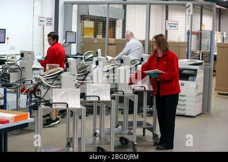 EMBARGO AUF 1800 DIENSTAG 21. APRIL Mitarbeiter bei Penlon in Abingdon, Oxfordshire, testen Ventilatoren vor ihnen, die an den NHS ausgeliefert. Die Regierung hat 15,000 Ventilator Challenge Penlon-Geräte für das neu angepasste Design bestellt, das von einem Hightech-Konsortium aus der Fertigung VentilatorChallengeUK (VCUK) unterstützt wird, zu dem die Formel-1-Rennteams Mercedes, McLaren und Williams sowie Ford, Siemens, Rolls-Royce, Airbus und BAE Systems gehören. Stockfoto