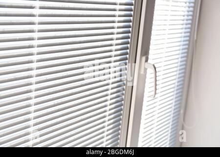 Weißes Fenster mit geöffneten Jalousien Stockfoto