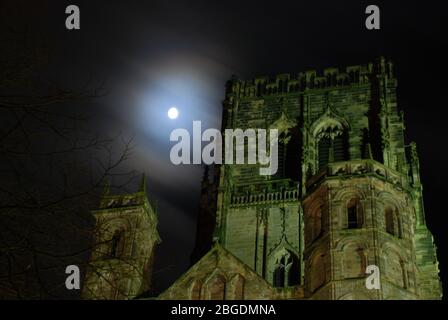 Ein Vollmond scheint durch eine flüsterige Wolke auf die Kathedrale von Durham Stockfoto