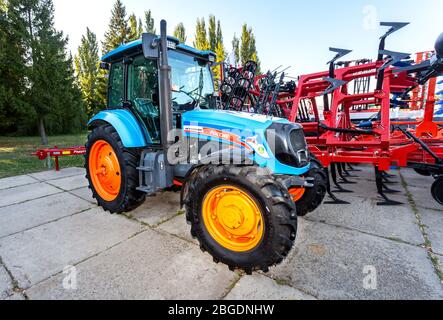 Samara, Russland - 23. September 2017: Landwirtschaftliche Radtraktor AGROMASH 85TK auf der jährlichen Wolga Agrar-Industrie-Ausstellung Stockfoto