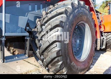 Samara, Russland - 23. September 2017: Großes Rad des neuen modernen landwirtschaftlichen Radtraktors Stockfoto