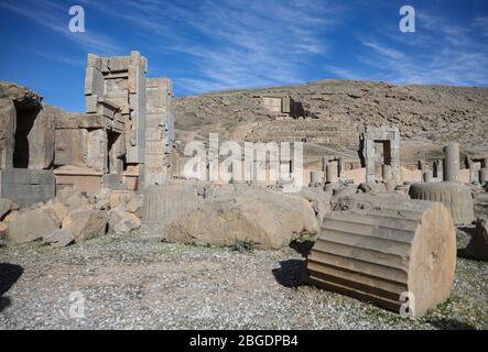 Die alten Ruinen von Persepolis und das Grab von Artaxerxes III auf dem felsigen Hang des Rahmet-Berges im Hintergrund, Persepolis, Fars Provinz, Iran, P Stockfoto