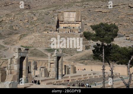 Das antike Grab von Artaxerxes III befindet sich am Hang des Rahmet-Berges, Kuh e  Rahmat (Berg der Barmherzigkeit) in Persepolis, Fars Provinz, Iran, Persien, Stockfoto