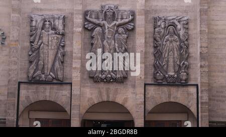 Skulpturen des hl. Ferdinand, Christus und des hl. Thérèse-de-l'Enfant-Jésus an der Außenseite der Kirche Stockfoto