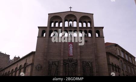 Der Glockenturm von Saint-Ferdinand des Ternes - Sainte-Thérèse-de-l'Enfant-Jésus Stockfoto