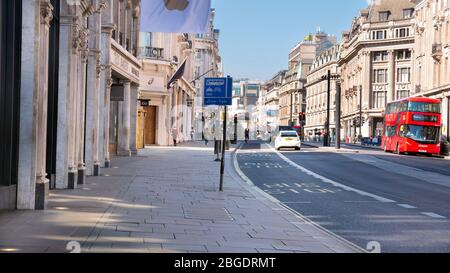 Coronavirus Pandemie ein Blick auf die Regent Street in London April 2020. Keine Leute, nur ein paar Busse in den Straßen, alle Geschäfte geschlossen für Lockdown. Stockfoto