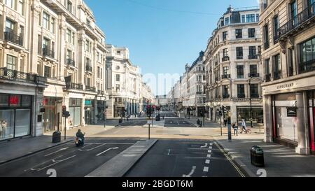 Coronavirus Pandemie ein Blick auf die Regent Street in London April 2020. Keine Leute, nur ein paar Busse in den Straßen, alle Geschäfte geschlossen für Lockdown. Stockfoto