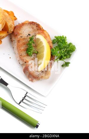 Gegrilltes Steak und gebratene Kartoffelstücke auf weiß isoliert Stockfoto