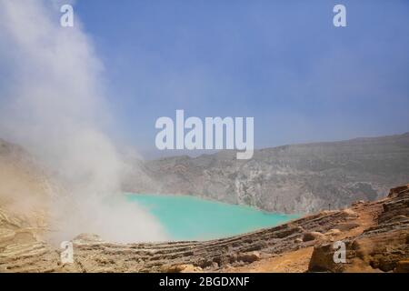 Vulkan Ijen. Blick von oben, atemberaubender Blick auf den Vulkan Ijen mit dem türkisfarbenen sauren Kratersee. Der Ijen Vulkankomplex ist eine Gruppe von zusammengesetzten Vulkanen in Ost-Java, Indonesien. Stockfoto