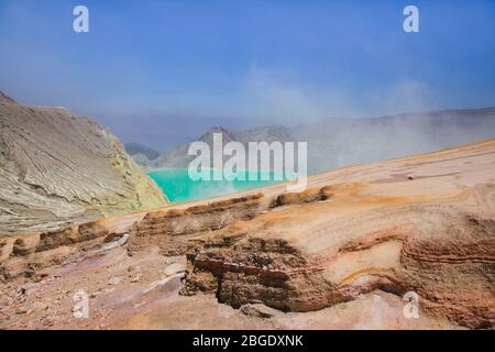 Luftaufnahme des aktiven Vulkans Ijen in Ost-Java - größter hochsaurer Kratersee der Welt mit türkisfarbenem Schwefelwasser. Standort des Schwefelbergbaus. Berühmte Reiseziele der indonesischen Inseln. Stockfoto