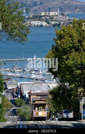Cable Car auf der Hyde Street, im Hintergrund die Gefängnisinsel Alcatraz, San Francisco, Kalifornien, USA Stockfoto