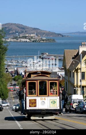 Cable Car auf der Hyde Street, im Hintergrund die Gefängnisinsel Alcatraz, San Francisco, Kalifornien, USA Stockfoto