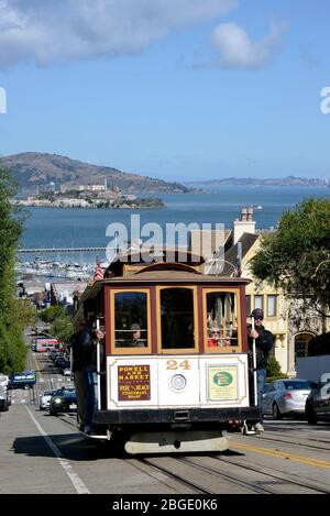 Cable Car auf der Hyde Street, im Hintergrund die Gefängnisinsel Alcatraz, San Francisco, Kalifornien, USA Stockfoto