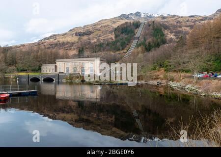 Sloy Power Station (denkmalgeschütztes Gebäude der Kategorie A), Teil des Loch Sloy Hydro-Electric Scheme bei Inveruglas am Westufer von Loch Lomond in Schottland, Großbritannien Stockfoto