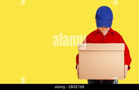 Kurier in medizinischen Handschuhen liefert Paket. Lieferservice Stockfoto