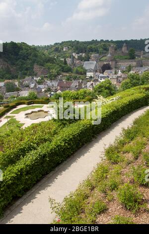 Stadt Fougeres, Frankreich. Malerische Luftaufnahme der öffentlichen Gärten bei Eglise Saint-Léonard, mit dem Chateau de Fougeres im Hintergrund. Stockfoto